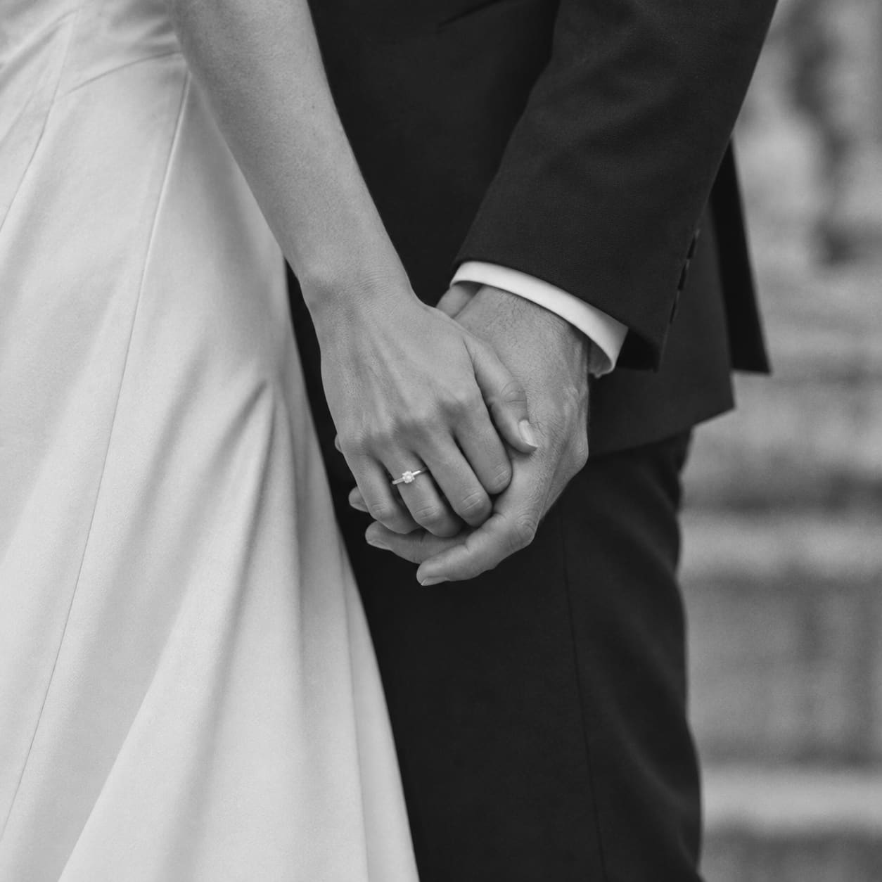 มือทั้งสองสวมแหวน ภาพขาวดำระยะใกล้